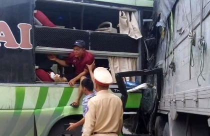 Ảnh TNGT: Xe tải lĩnh đủ vì quay đầu trên cao tốc